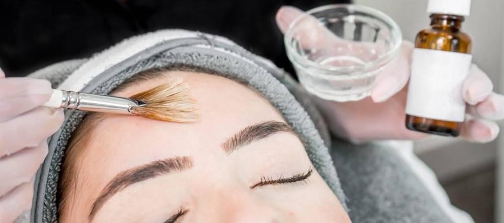 Dr. Yeung Ho Hong(楊浩康) explains Chemical Peels